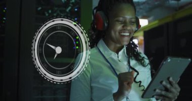 Mutlu Afro-Amerikan wpman tablet üzerinde çalışırken saatin animasyonu. ağ, programlama, bilgisayarlar ve teknoloji konsepti dijital olarak oluşturulmuş video.