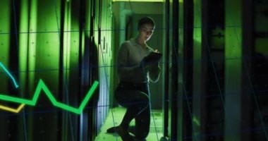 Sunucu odasında çalışan beyaz kadın üzerindeki grafiklerin animasyonu. ağ, programlama, bilgisayarlar ve teknoloji konsepti dijital olarak oluşturulmuş video.