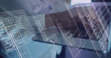 Dijital ekranda veri işleme animasyonu ve dizüstü bilgisayar kullanan Afro-Amerikan bir adamın elleri. veri işleme, küresel ağ ve teknoloji konsepti dijital olarak oluşturulmuş video.