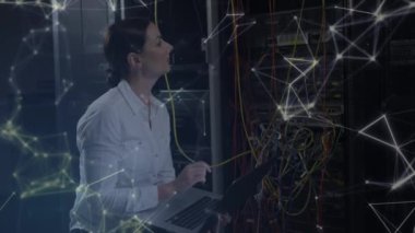 Beyaz kadının sunucuları kontrol edişinin animasyonu. ağ, programlama, bilgisayarlar ve teknoloji konsepti dijital olarak oluşturulmuş video.