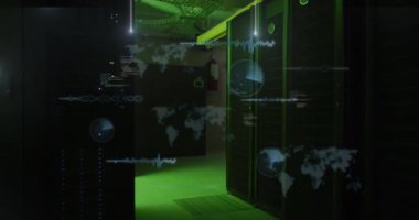 Veri işleme ve sunucuların üzerinde çizgiler olan ışıkların animasyonu. ağ, programlama, bilgisayarlar ve teknoloji konsepti dijital olarak oluşturulmuş video.