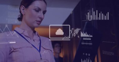 Sunucu odasında çalışan beyaz kadın üzerindeki grafiklerin animasyonu. ağ, programlama, bilgisayarlar ve teknoloji konsepti dijital olarak oluşturulmuş video.