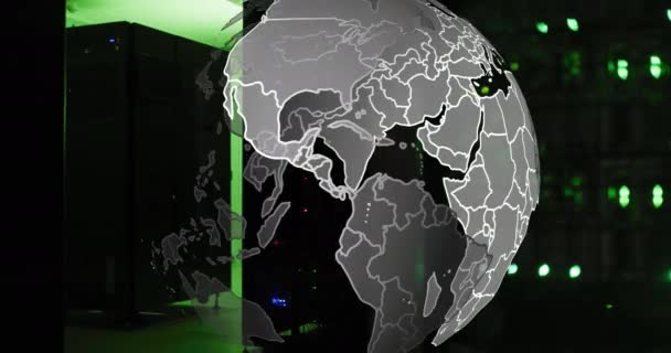 サーバー上を回転する地球のアニメーション データ処理 グローバルネットワークとテクノロジーの概念デジタルで生成されたビデオ — ストック動画