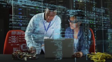 Sunucu odasında çalışan Afrikalı Amerikalı adamın veri işleme animasyonu. ağ, programlama, bilgisayarlar ve teknoloji konsepti dijital olarak oluşturulmuş video.