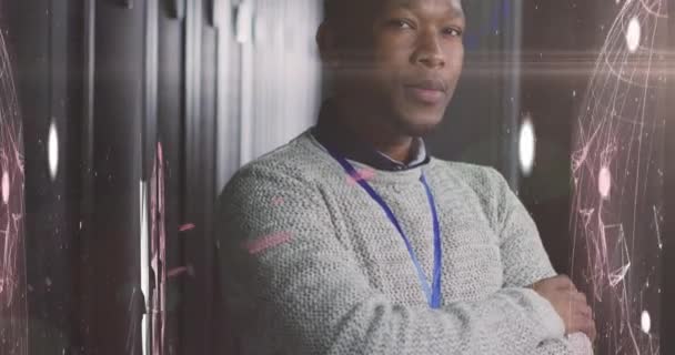 Animation Jordklotet Och Ljus Över Afrikansk Amerikansk Man Poserar Serverrummet — Stockvideo