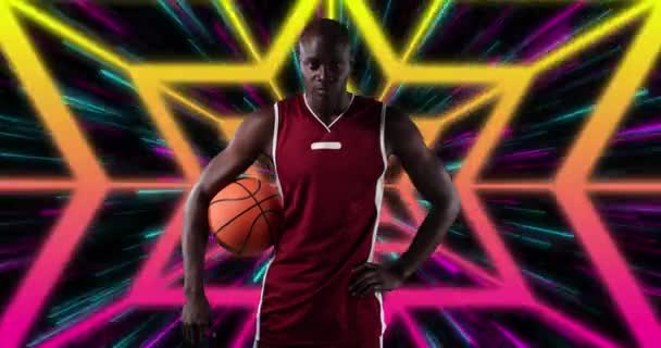 Αφροαμερικάνος Μπασκετμπολίστας Που Κρατά Ένα Μπάσκετ Ενάντια Σχήματα Αστεριών Αδιάλειπτη — Αρχείο Βίντεο