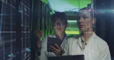 Sunucu odasında çalışan kadın ve erkeğin üzerindeki ışıkların animasyonu. ağ, programlama, bilgisayarlar ve teknoloji konsepti dijital olarak oluşturulmuş video.