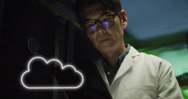 Sunucu odasında çalışan Asyalı adamın üzerindeki bulutların animasyonu. ağ, programlama, bilgisayarlar ve teknoloji konsepti dijital olarak oluşturulmuş video.