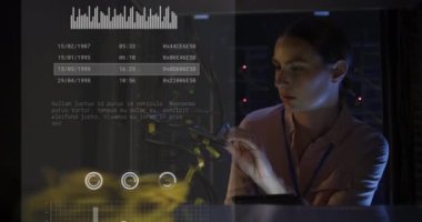Sunucu odasında çalışan beyaz kadın hakkındaki grafik ve verilerin animasyonu. ağ, programlama, bilgisayarlar ve teknoloji konsepti dijital olarak oluşturulmuş video.