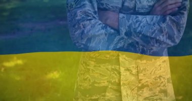 Çift ırklı erkek asker üzerinde Ukrayna bayrağı animasyonu. Ukrayna krizi ve uluslararası politika kavramı dijital olarak oluşturuldu.