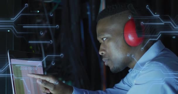 Animation Circuits Intégrés Sur Homme Afro Américain Travaillant Sur Ordinateur — Video