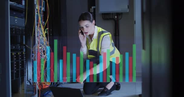 Animacja Wykresów Nad Kobietą Rasy Kaukaskiej Pracującą Serwerowni Sieć Programowanie — Wideo stockowe