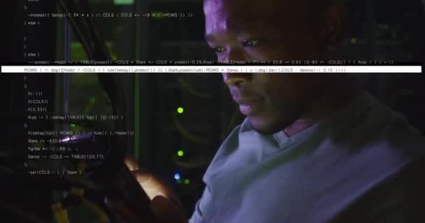 Animace Linií Dat Nad Africkým Američanem Serverovně Síť Programování Počítače — Stock video