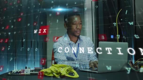 サーバールームでノートパソコンを使っているアフリカ系アメリカ人の男に関する手紙やテキストのアニメーション ネットワーク プログラミング コンピュータ テクノロジーの概念がデジタルで生成され — ストック動画