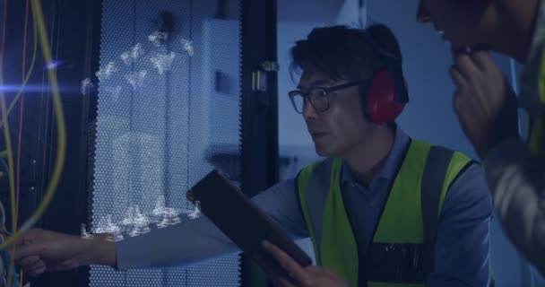 在服务器机房工作的不同的男女之间进行图形动画 计算机和技术概念数字生成的视频 — 图库视频影像