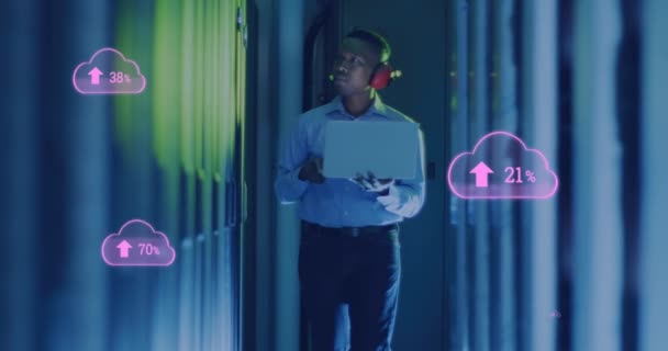 Анимация Облаков Загрузкой Над Африкой Человек Работает Серверной Комнате Сеть — стоковое видео