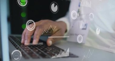 Ekrandaki grafiklerin animasyonu, dizüstü bilgisayarda çalışan Afro-Amerikan bir adamın ellerinde. ağ, programlama, bilgisayarlar ve teknoloji konsepti dijital olarak oluşturulmuş video.