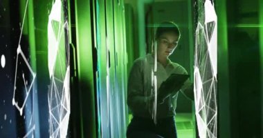 Sunucu odasında çalışan beyaz kadınla ilgili bağlantıların animasyonu. ağ, programlama, bilgisayarlar ve teknoloji konsepti dijital olarak oluşturulmuş video.