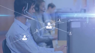 Kafkasyalı erkek danışman üzerinden bağlantı ağının animasyonu. ağ, bağlantılar, iş ve teknoloji konsepti dijital olarak oluşturulmuş video.