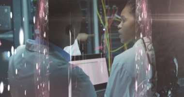 Sunucu odasında çalışan Afro-Amerikan erkek ve kadının üzerindeki ışıkların animasyonu. ağ, programlama, bilgisayarlar ve teknoloji konsepti dijital olarak oluşturulmuş video.