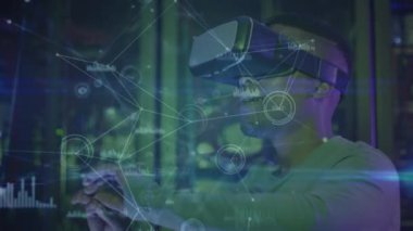 Sunucu odasında VR kulaklığı takan Afro-Amerikan bir adamla olan bağlantıların animasyonu. ağ, programlama, bilgisayarlar ve teknoloji konsepti dijital olarak oluşturulmuş video.