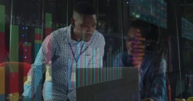 Sunucu odasında çalışan Afro-Amerikan erkek ve kadın grafiklerinin animasyonu. ağ, programlama, bilgisayarlar ve teknoloji konsepti dijital olarak oluşturulmuş video.