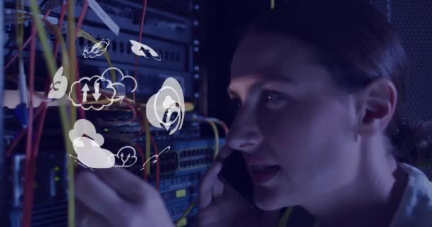 Анімація Глобусу Іконками Над Кавказькою Жінкою Працює Серверній Кімнаті Мережа — стокове відео