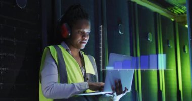 Sunucu odasında çalışan melez kadının ekranlarındaki veri işleme animasyonu. ağ, programlama, bilgisayarlar ve teknoloji konsepti dijital olarak oluşturulmuş video.