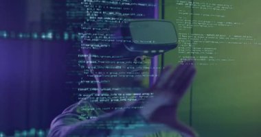 Sunucu odasında dizüstü bilgisayarda çalışan Afro-Amerikan bir adamın veri işleme animasyonu. ağ, programlama, bilgisayarlar ve teknoloji konsepti dijital olarak oluşturulmuş video.