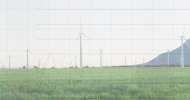 Rüzgar türbinleri üzerinde veri işleme animasyonu. küresel iş ve dijital arayüz kavramı dijital olarak oluşturulmuş video.