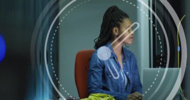 Sunucu odasında çalışan melez kadının üzerinde hareket eden saatin animasyonu. ağ, programlama, bilgisayarlar ve teknoloji konsepti dijital olarak oluşturulmuş video.