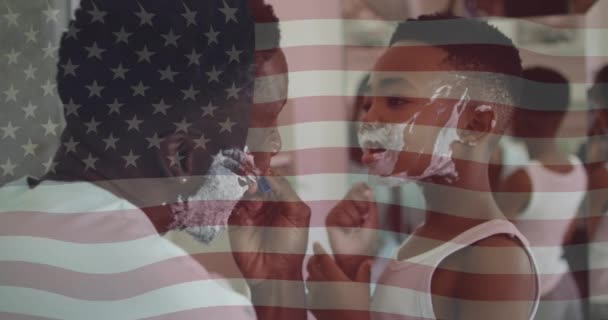 美国国旗在非洲裔美国父亲和儿子剃须上的动画 国家儿女日和数字制作的录像庆祝概念 — 图库视频影像