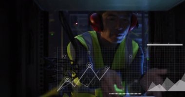 Sunucu odasında çalışan Asyalı adamın grafiklerinin ve verilerinin animasyonu. ağ, programlama, bilgisayarlar ve teknoloji konsepti dijital olarak oluşturulmuş video.