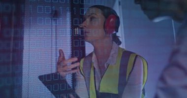 Sunucu odasındaki farklı insanlar üzerinde ikili kodlama animasyonu. küresel teknoloji, bilgisayar ve dijital arayüz kavramı dijital olarak oluşturulmuş video.