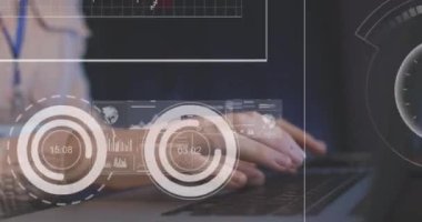 Bilgisayarda çalışan beyaz bir kadının ellerinde ekranda veri işleme animasyonu. ağ, programlama, bilgisayarlar ve teknoloji konsepti dijital olarak oluşturulmuş video.