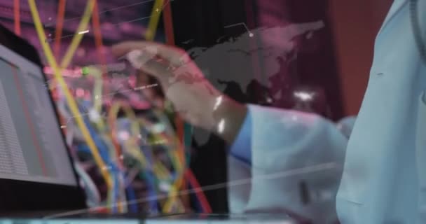 Анимирование Обработки Данных Экранах Над Руками Африканского Человека Работающего Серверной — стоковое видео