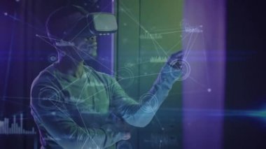Sunucu odasında VR kulaklığı takan Afro-Amerikan bir adamla olan bağlantıların animasyonu. ağ, programlama, bilgisayarlar ve teknoloji konsepti dijital olarak oluşturulmuş video.
