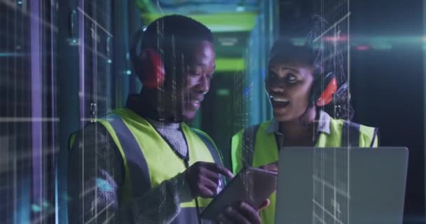 サーバールームで働くアフリカ系アメリカ人男性と女性に光のアニメーション ネットワーク プログラミング コンピュータ テクノロジーの概念がデジタルで生成され — ストック動画