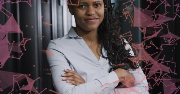 サーバールームでポーズをとっている幸せなアフリカ系アメリカ人女性とのつながりのアニメーション ネットワーク プログラミング コンピュータ テクノロジーの概念がデジタルで生成され — ストック動画