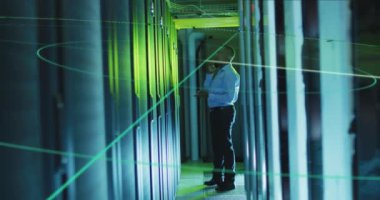 Sunucu odasında çalışan Afro-Amerikan bir adamın çizgi filmi. ağ, programlama, bilgisayarlar ve teknoloji konsepti dijital olarak oluşturulmuş video.