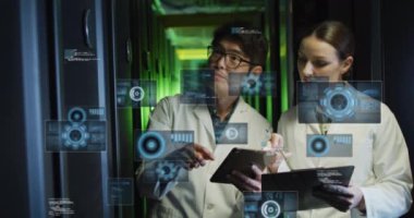 Sunucu odasında çalışan farklı erkek ve kadınların ekranlarındaki veri işleme animasyonları. ağ, programlama, bilgisayarlar ve teknoloji konsepti dijital olarak oluşturulmuş video.