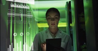 Sunucu odasında çalışan beyaz kadın hakkındaki grafik ve verilerin animasyonu. ağ, programlama, bilgisayarlar ve teknoloji konsepti dijital olarak oluşturulmuş video.