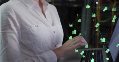 Sunucu odasında çalışan beyaz kadın üzerindeki simgelerin canlandırılması. ağ, programlama, bilgisayarlar ve teknoloji konsepti dijital olarak oluşturulmuş video.