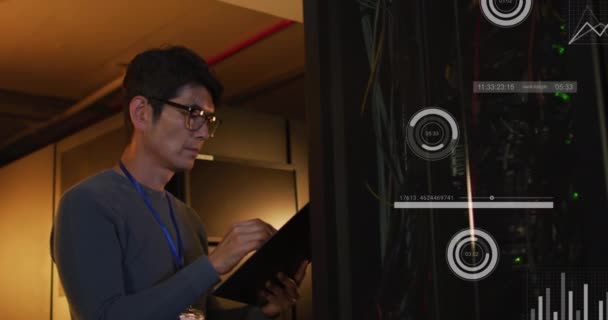 サーバールームで働くアジア人の上に円やグラフを処理するアニメーション ネットワーク プログラミング コンピュータ テクノロジーの概念がデジタルで生成され — ストック動画