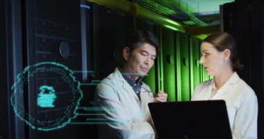 Sunucu odasında çalışan kadın ve erkek üzerindeki dijital asma kilidin animasyonu. ağ, programlama, bilgisayarlar ve teknoloji konsepti dijital olarak oluşturulmuş video.