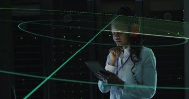 Akıllı telefon kullanarak Afro-Amerikan kadın üzerinde hareket eden çizgilerin animasyonu. ağ, programlama, bilgisayarlar ve teknoloji konsepti dijital olarak oluşturulmuş video.