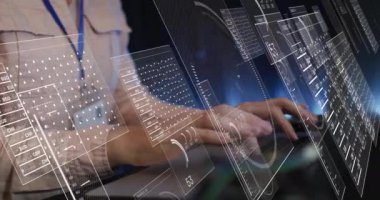 Bilgisayarda çalışan beyaz bir kadının ellerinde veri işleme animasyonu. ağ, programlama, bilgisayarlar ve teknoloji konsepti dijital olarak oluşturulmuş video.