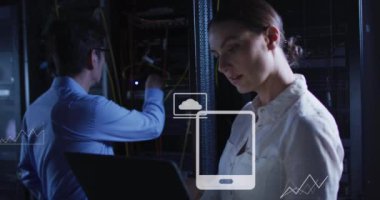 Sunucu odasında çalışan beyaz kadın hakkındaki grafik ve verilerin animasyonu. ağ, programlama, bilgisayarlar ve teknoloji konsepti dijital olarak oluşturulmuş video.