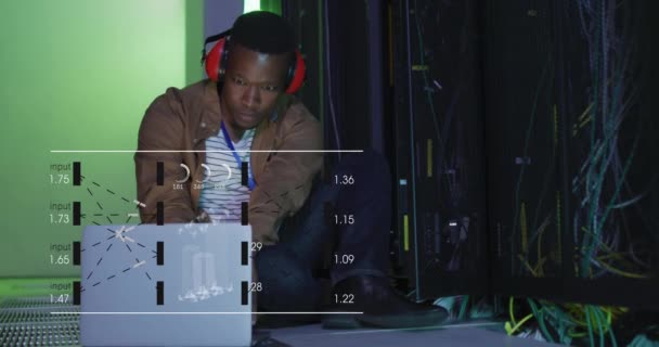 サーバールームで働くアフリカ系アメリカ人男性の画面上のデータ処理のアニメーション ネットワーク プログラミング コンピュータ テクノロジーの概念がデジタルで生成され — ストック動画