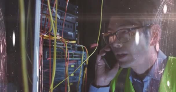 Sunucu Odasında Çalışan Asyalı Adamın Üzerindeki Işıkların Animasyonu Programlama Bilgisayarlar — Stok video